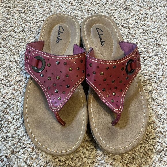 Clarks Womens Thong Sandals Size 7 M Pink Studded Leather Low Wedge Slip On - Picture 2 of 11